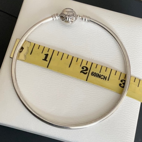 Pandora silver bangle with bow clasp - Picture 5 of 5